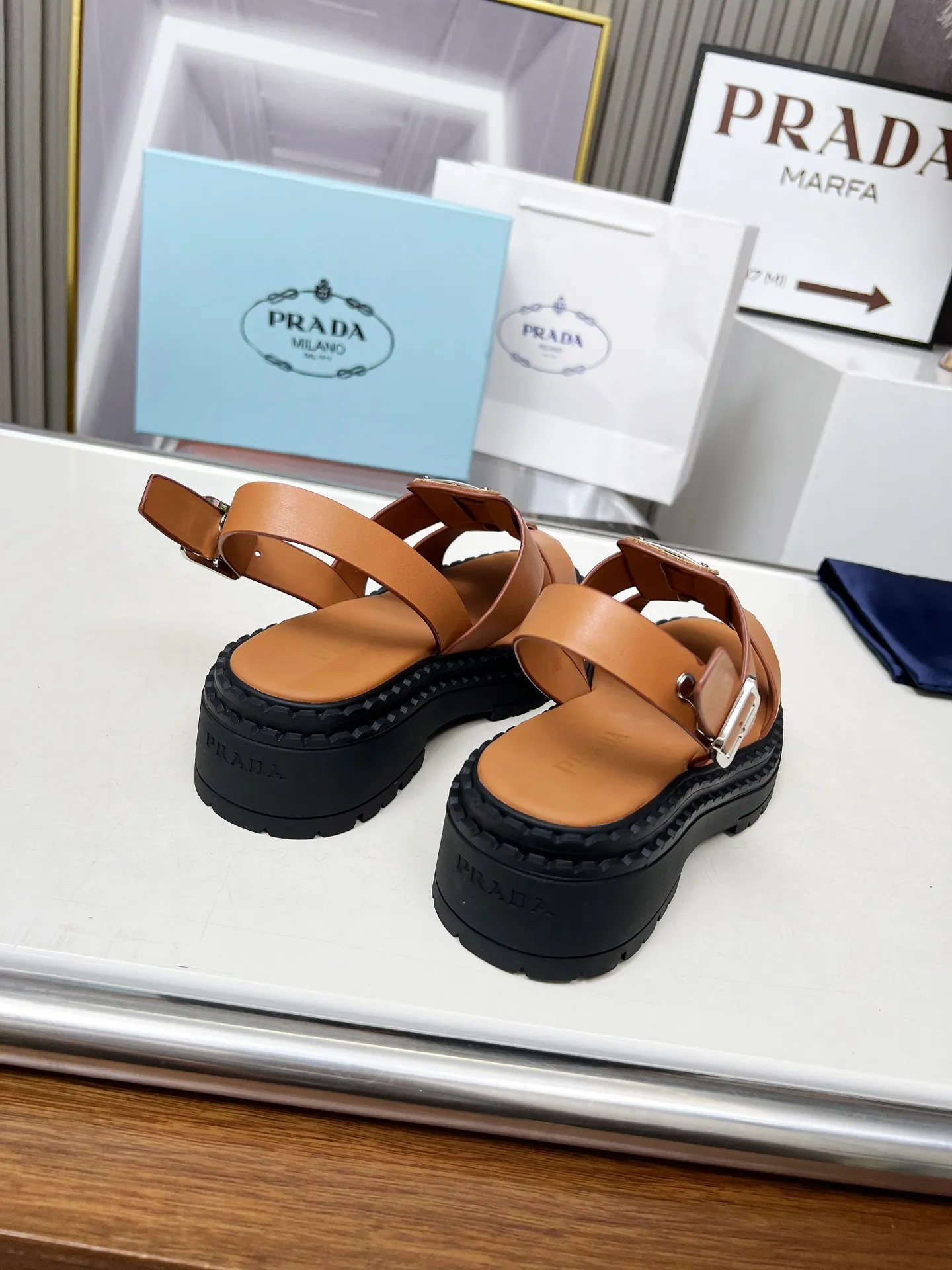 👟👟Ex-factory price 420👟👟 PRADA/Prada 25ss new spring and summer sandals. The simple design is probably the most popular thing about it. It is not the kind that is found on the street. It has its own brand personality. The fabric is made of calfskin and the lining is mixed sheepskin. Heel height: 4.5cm Size: #35-41 (35 41 custom-made is not returnable)